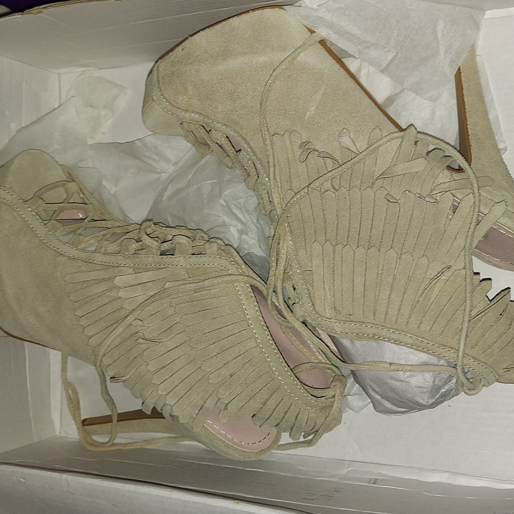 Colin Stuart heels - Picture 2 of 7